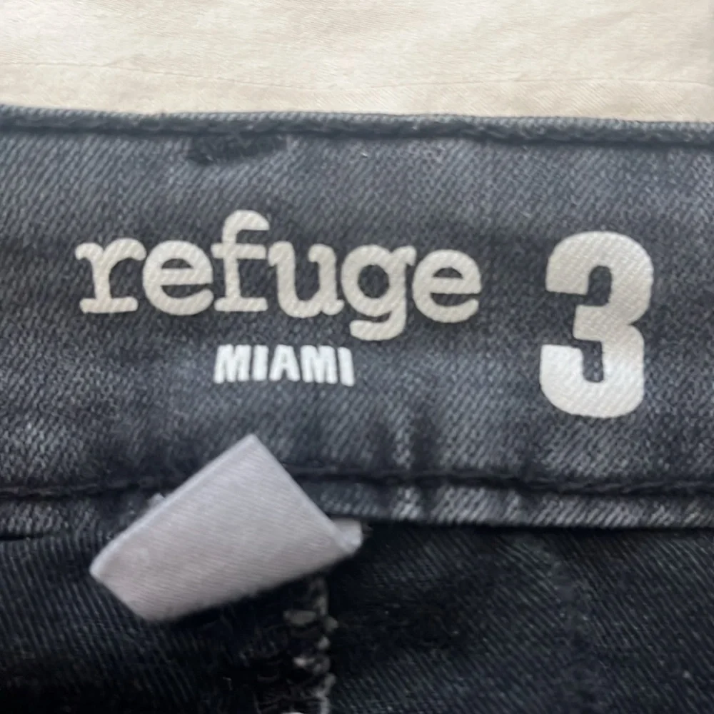 Refuge Gray Skinny Jeans with Sleek Modern Fit - Picture 2 of 5